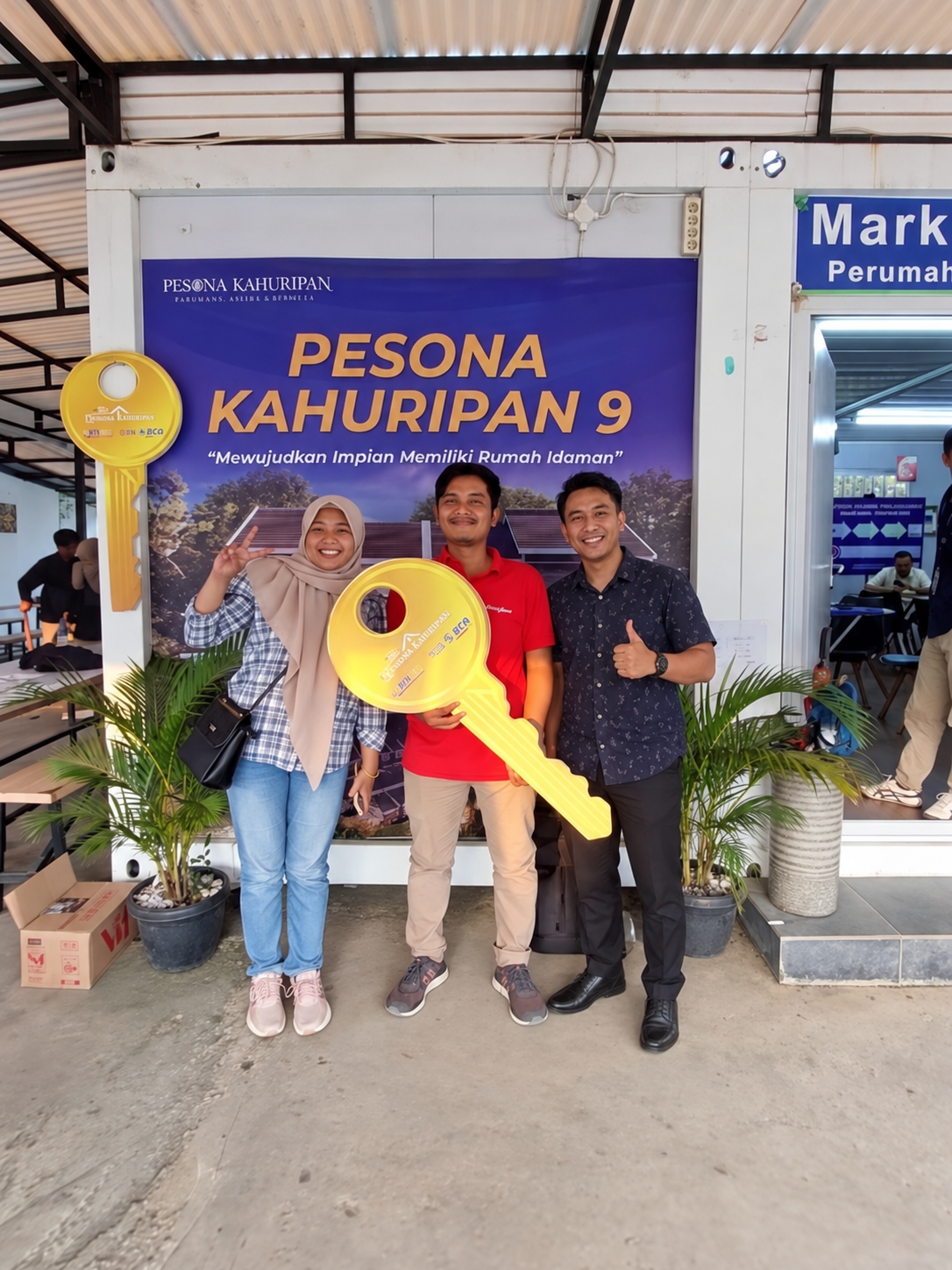 Momen Bahagia Keluarga di Depan Rumah Baru