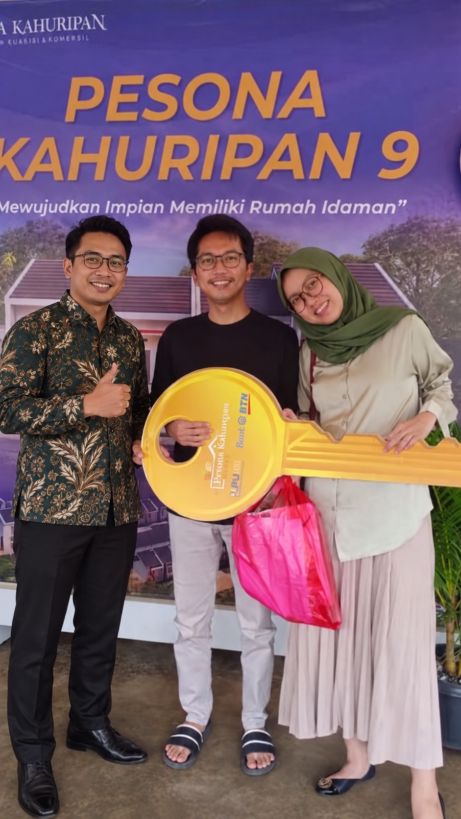Senyum Bahagia Keluarga Memiliki Rumah Idaman