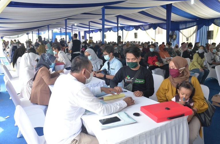 Konsumen Bahagia Bersama Kunci dan Sertifikat Rumah